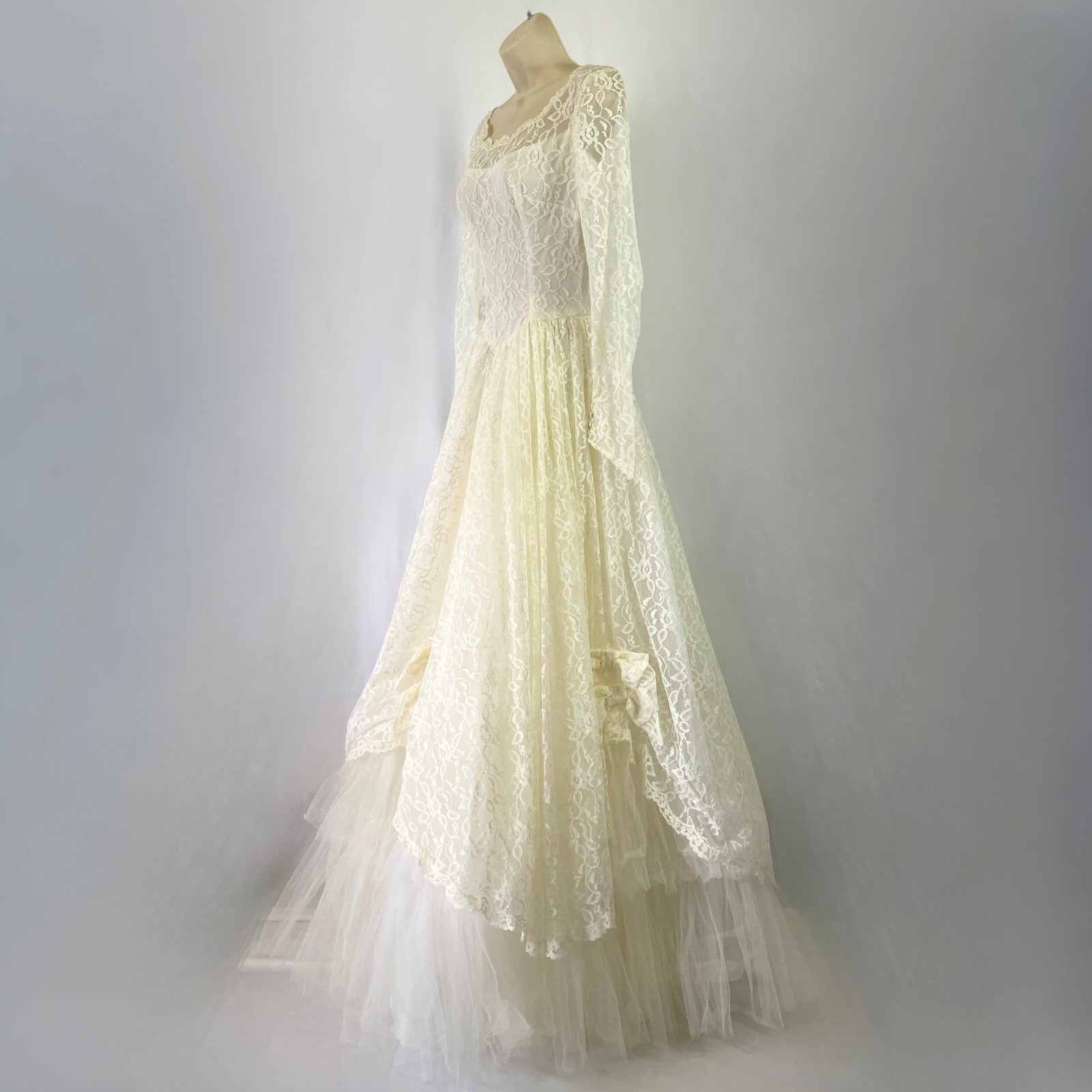Vintage 1960’s Ivory Lace Wedding Ball Gown XS 23” Waist Full Skirt Tulle