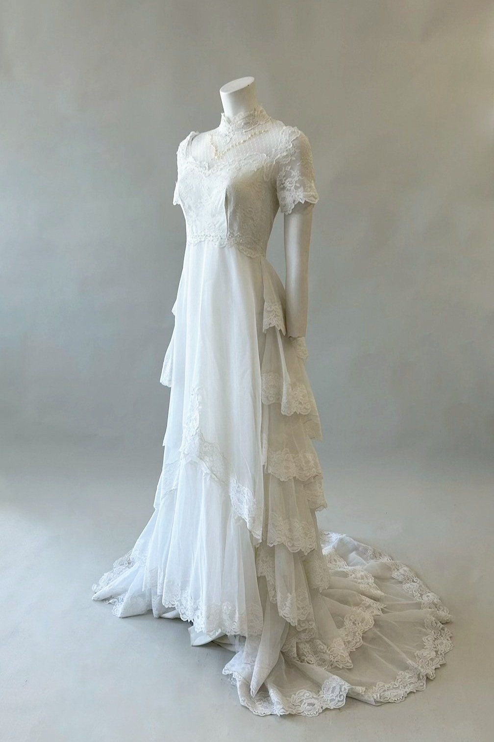 Vintage Wedding Dresses with High Neck Short Sleeve Ruffle Tulle Bridal Gowns