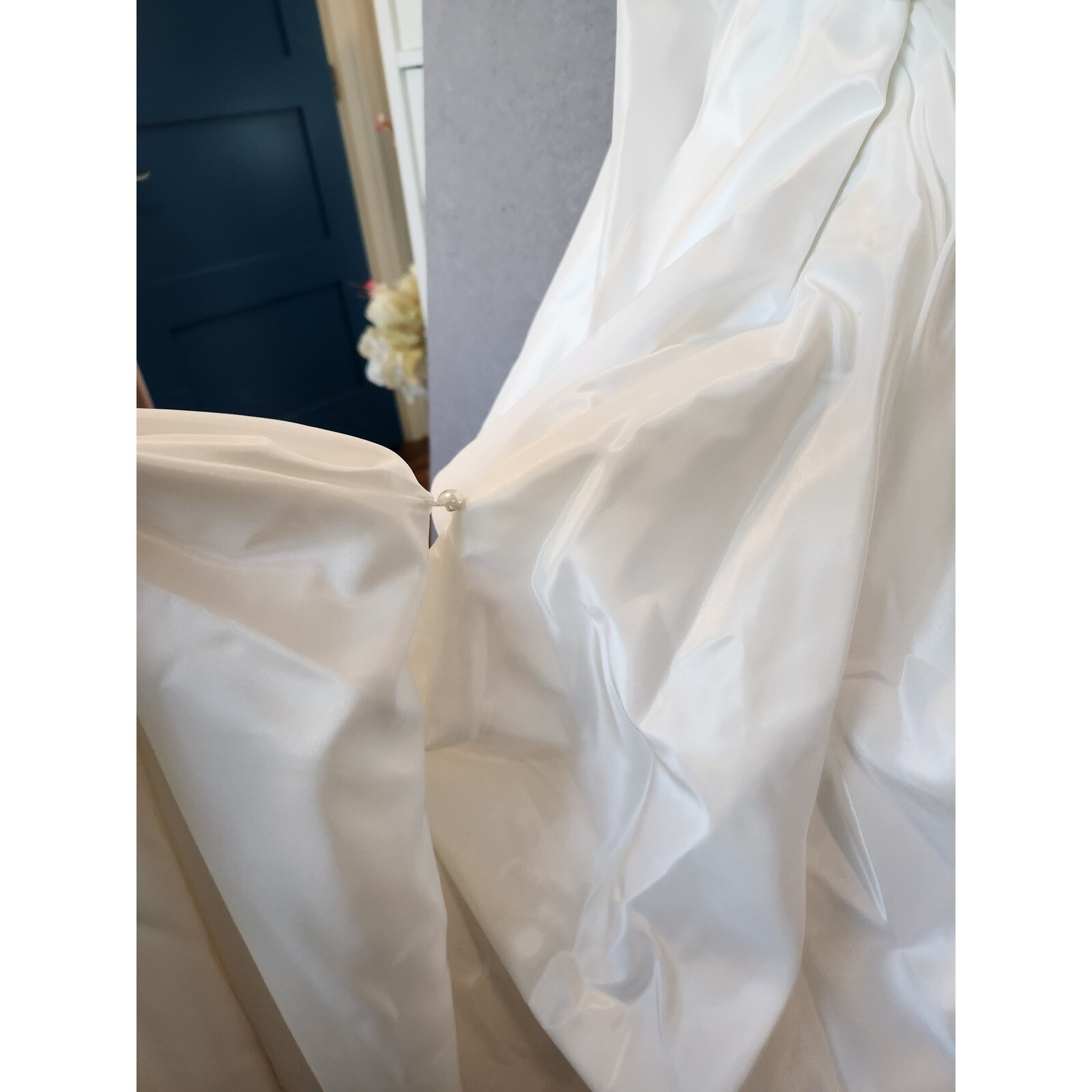 David’s Bridal Galina Satin Wedding Dress Sz 2 Halter Style Roses Small Train